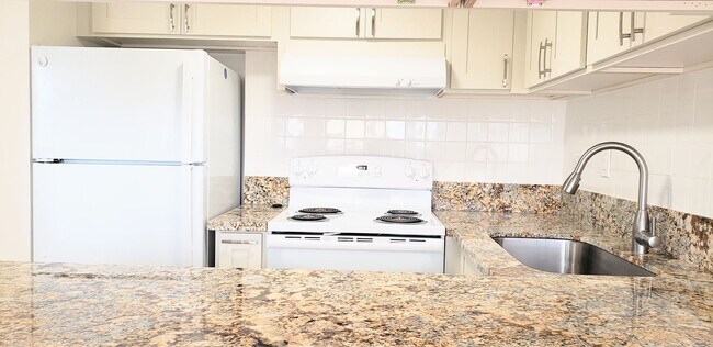 Building Photo - Iolani Court Plaza, Kapiolani, Renovated 1 Bederoom 1 Bathroom 1 Parking Condominium Centrally Lo...