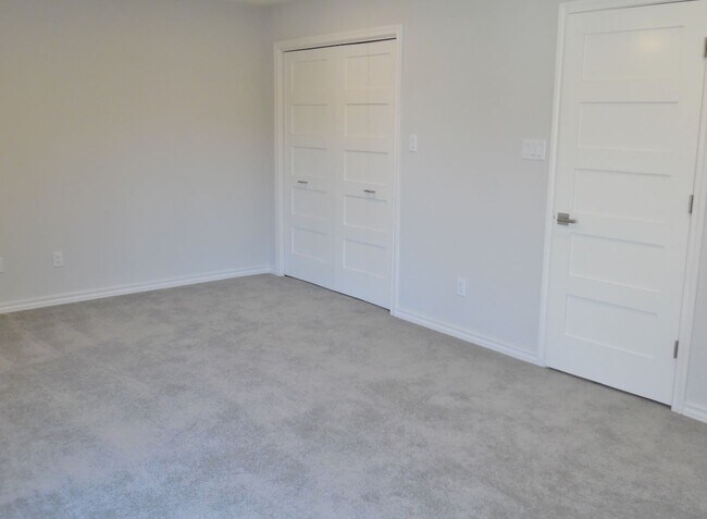 Building Photo - Wonderfully Remodeled Duplex Near River Cr...