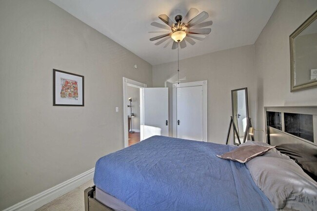 Building Photo - Surprisingly Spacious Apartment with ALL u...