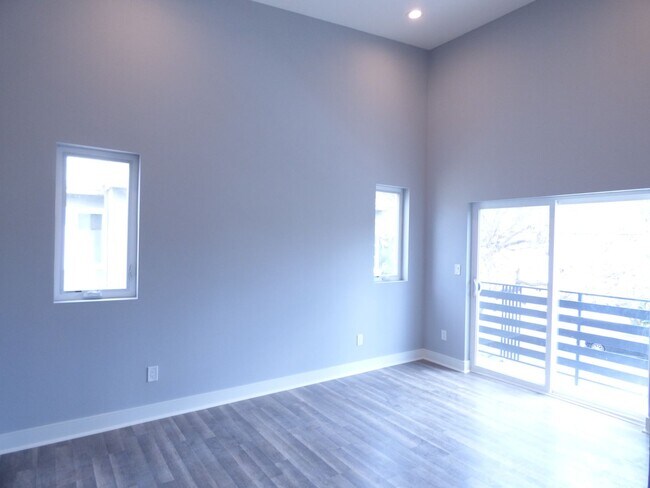 Building Photo - 1923 Holly Dr