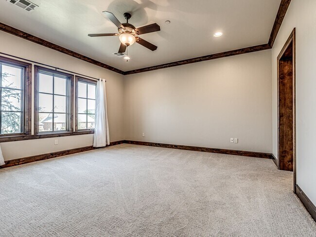 Building Photo - Luxury Townhome in Edmond + Near Rose Cree...