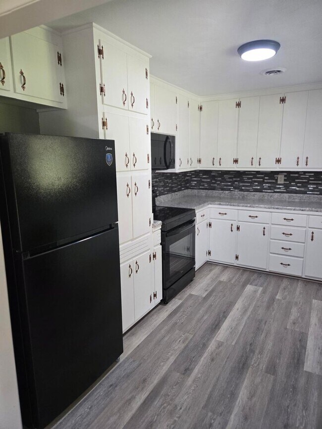 Building Photo - Charming 3-Bedroom Brick Home in Town – Newly Remodeled!