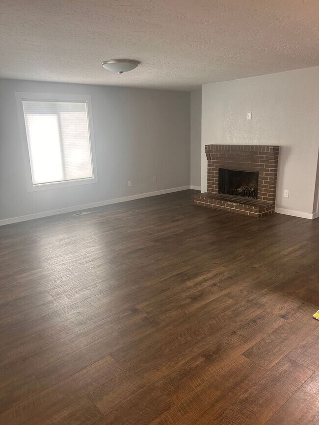 Building Photo - Completely Remodeled 2 bedroom Duplex with...