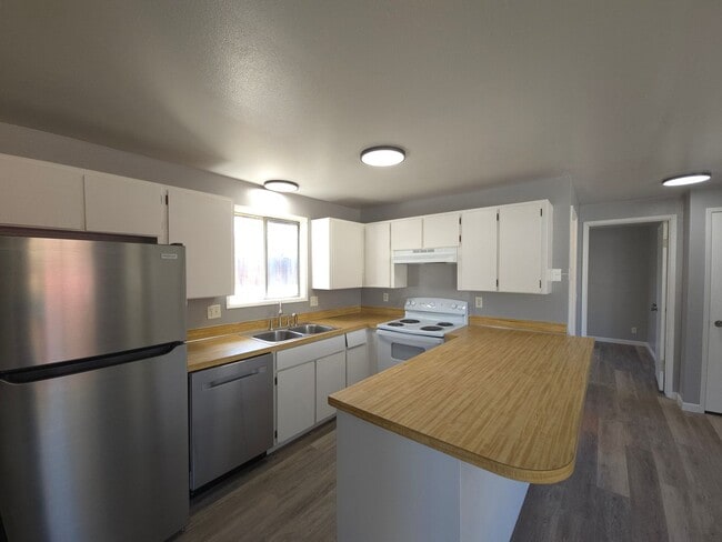 Building Photo - 2 Bed 1 Bath