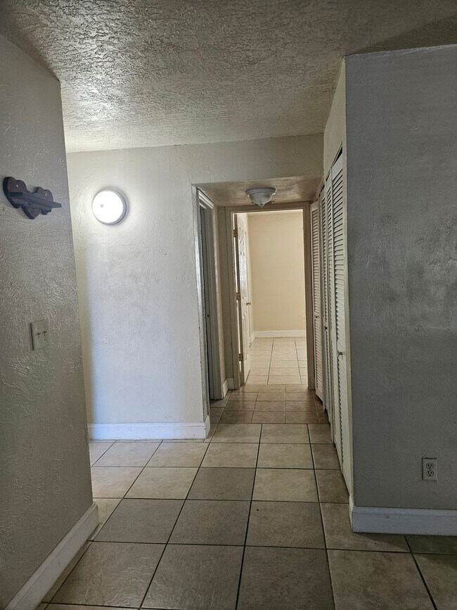 Building Photo - 1 BEDROOM 1 BATH NEWLY RENOVATED CONDO