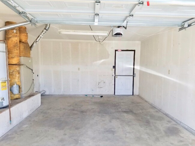 Building Photo - 2 BEDROOM 1 BATH - UPSTAIRS UNIT