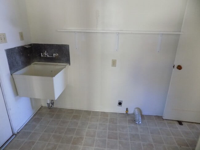 Building Photo - 1145-1147 Montalban St