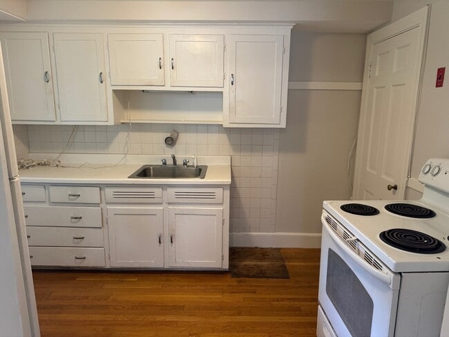 Building Photo - 161 Hunnewell St
