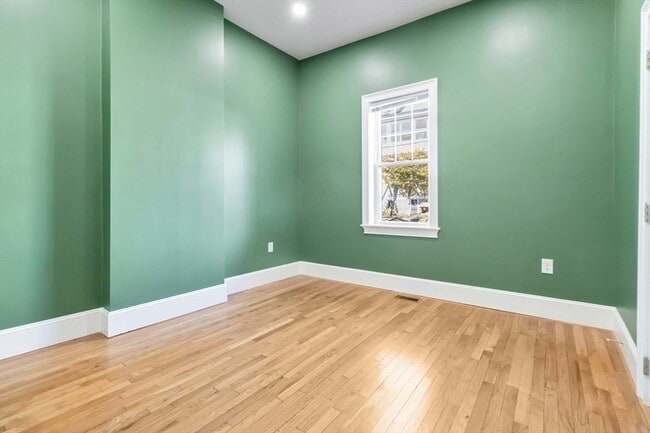 Building Photo - 51 Mansfield St