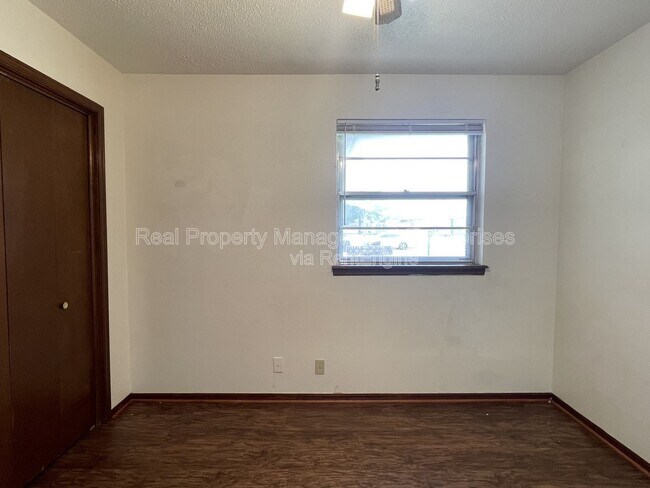 Building Photo - 4841 Newport Dr