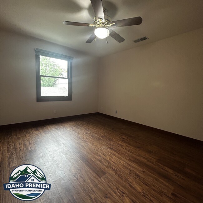 Building Photo - 1565 E Lenz Ln