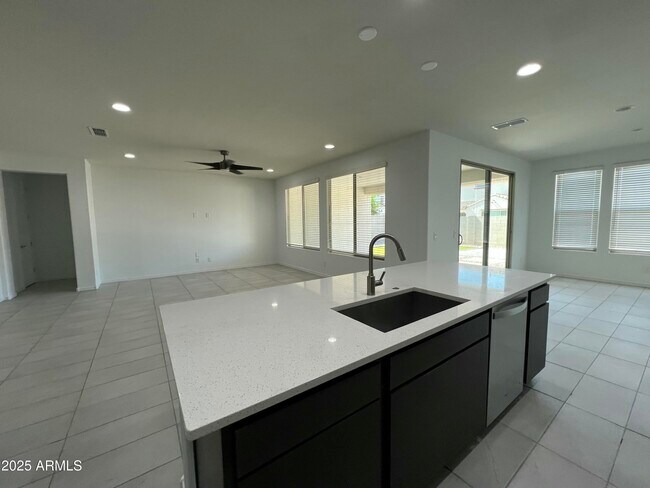Building Photo - 8757 W Rancho Dr