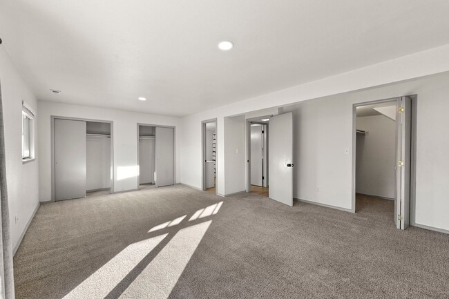 Building Photo - 330 Putnam Dr