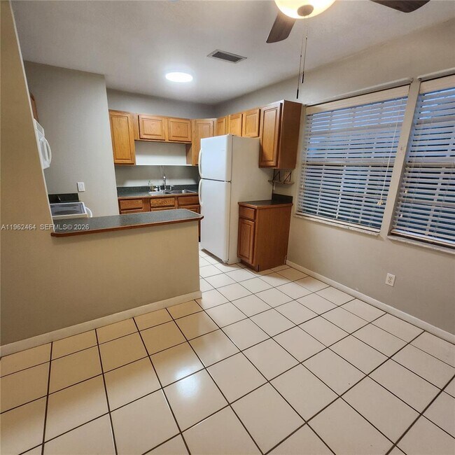 Building Photo - 613 SW Sandbar Terrace