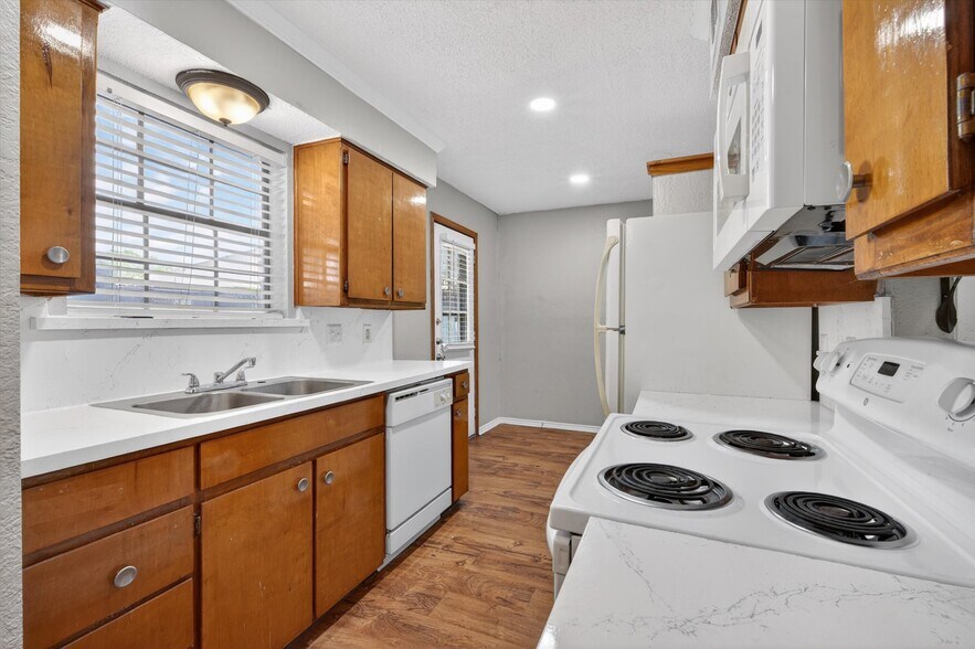 Building Photo - 305 Cambridge Dr