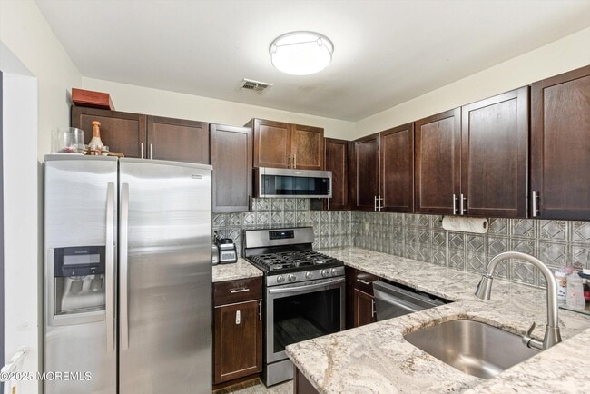 Building Photo - 19 Horseshoe Ct