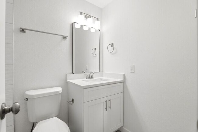 Building Photo - Stunning Remodeled 3BR Duplex in Oviedo with Modern Upgrades
