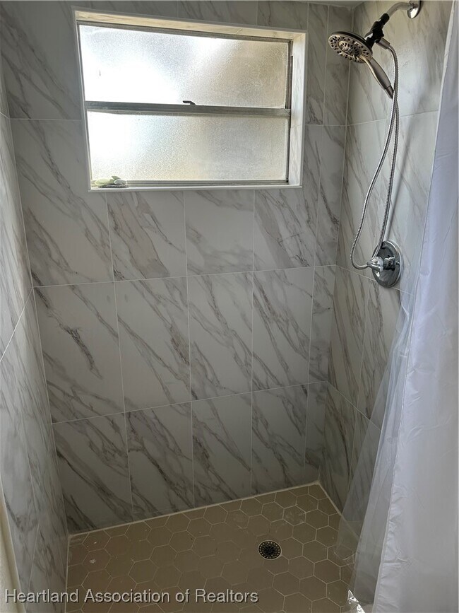 Building Photo - 614 N Riverdale Rd