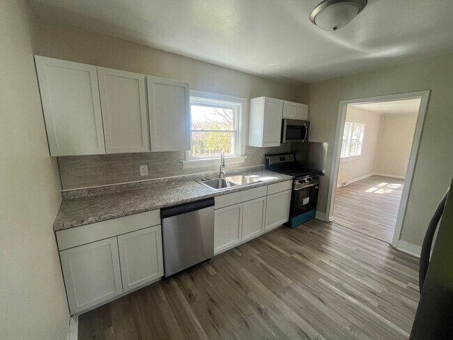 Building Photo - Fully Remodeled 2 Bedroom 1.5 Bathroom House in Moline