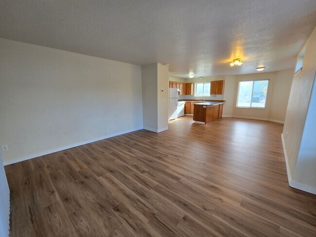 Building Photo - 810 N Siony