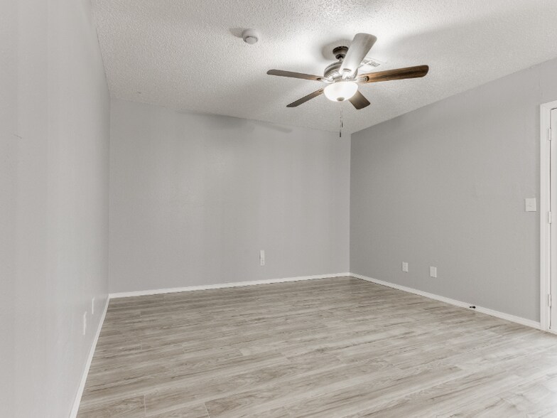 Building Photo - 2104 Linwood Pl