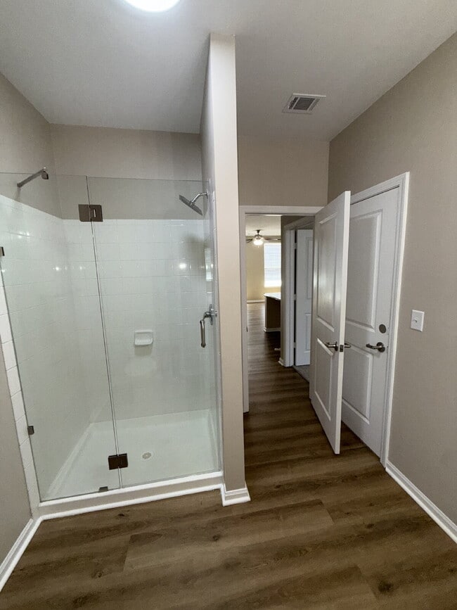 Building Photo - 222 Town Center Dr