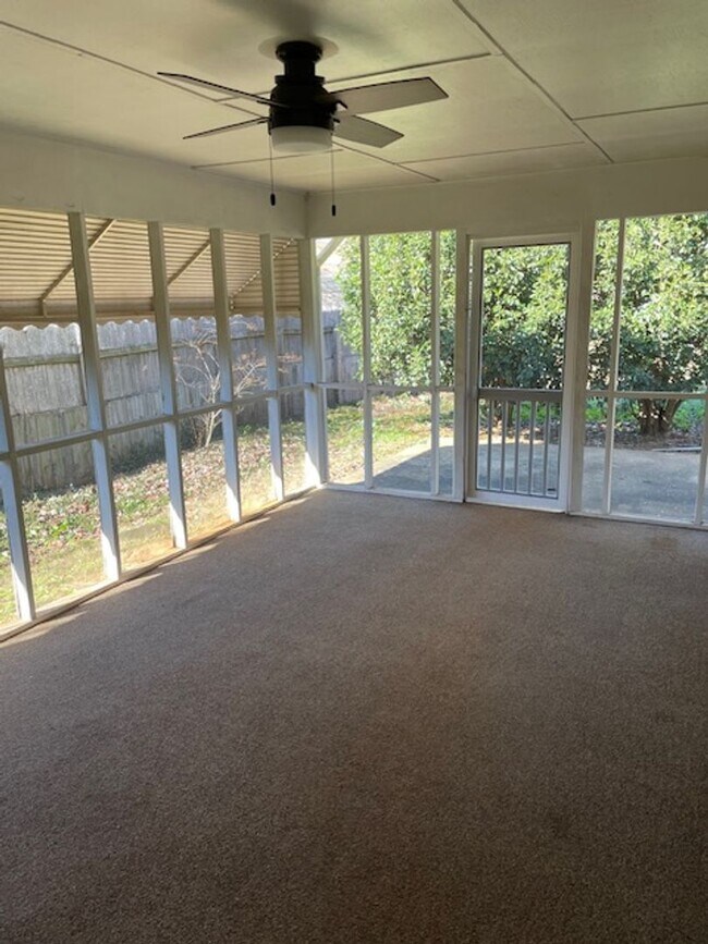 Building Photo - 3B/2B Home with a Fenced in Yard!