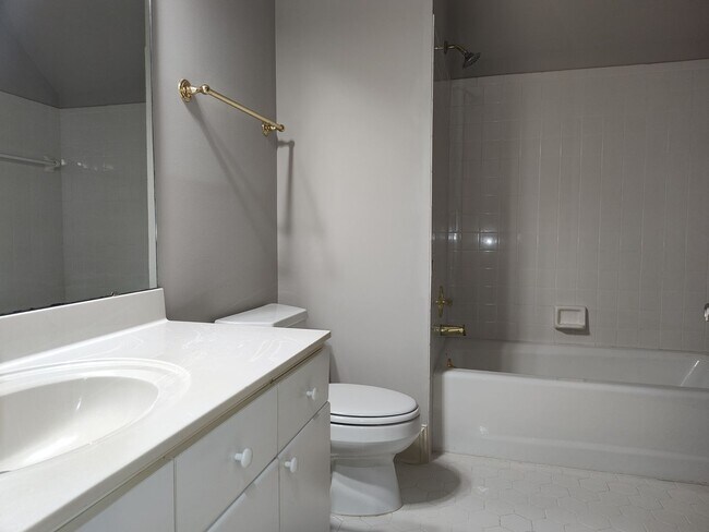 Building Photo - Stunning home located in the Popular Piper Glenn Community!