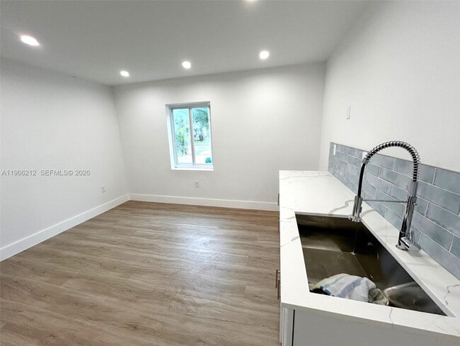 Building Photo - 15001 Leisure Dr