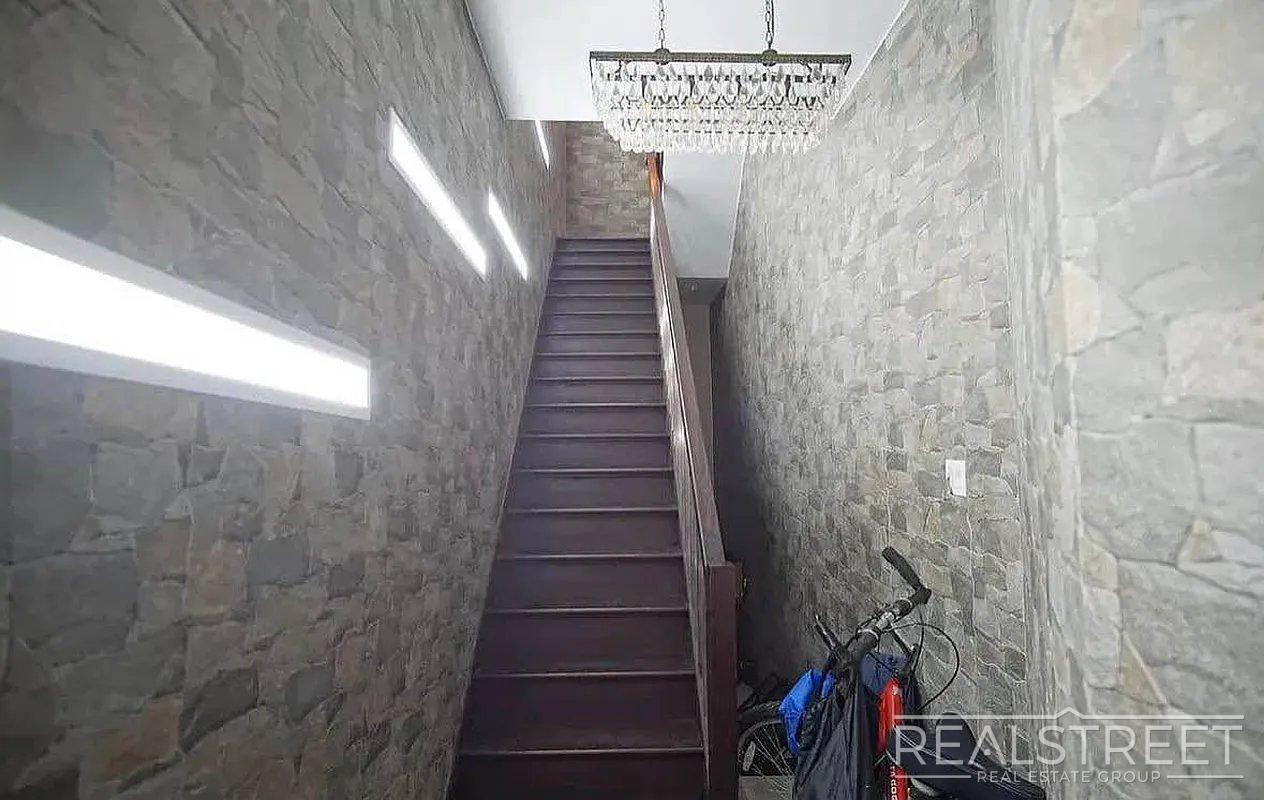 Building Photo - Gates Avenue