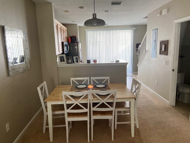 Building Photo - FREE NOVEMBER**Beautiful 2 Bd 2 1/2 bath Corner unit in Wynchase!!NO APPLICATION FEES