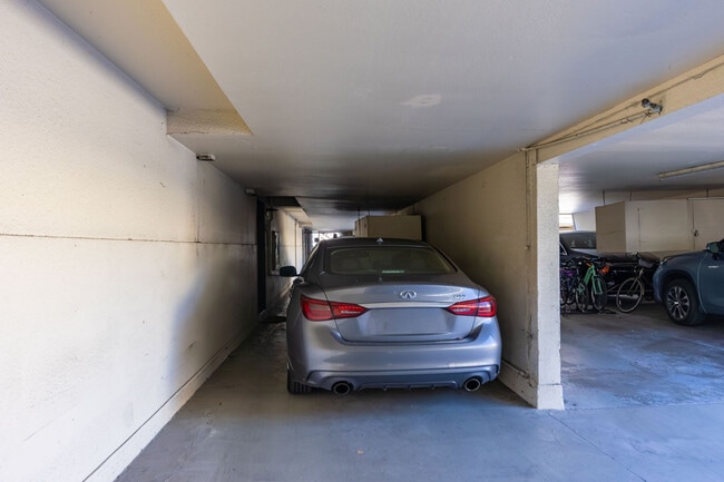 Building Photo - 1208 Admiralty Ln