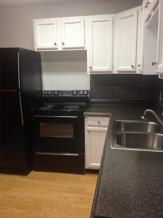 Building Photo - 1624 Aquarena Springs Dr