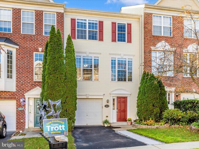 Building Photo - 2103 Paxton Terrace