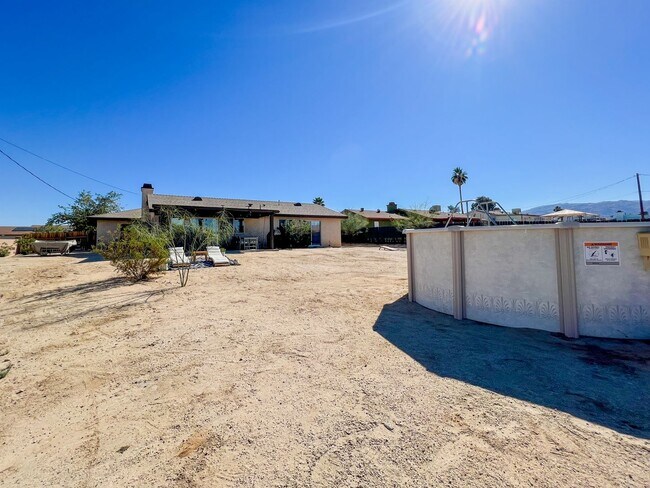 Building Photo - Fully Furnished 4 Bedroom in Sunmore Estat...