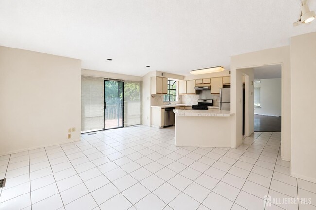 Building Photo - 83 Sayre Dr