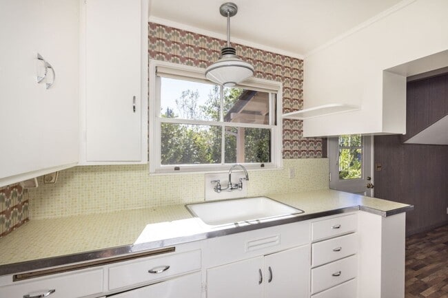 Building Photo - 1 Bed, 1 Bath Standalone ADU w/ Laundry & ...