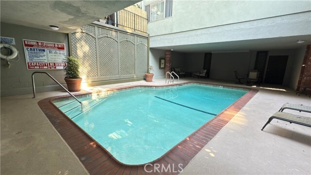 Building Photo - 532 N Rossmore Ave