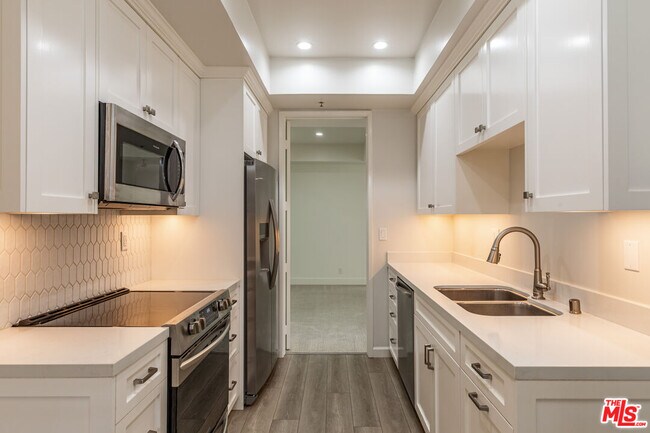 Building Photo - 2102 Century Park Ln