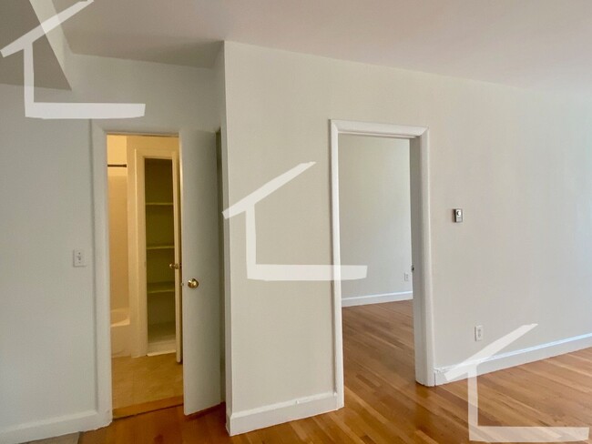 Building Photo - Spacious One Bed Right In Kenmore