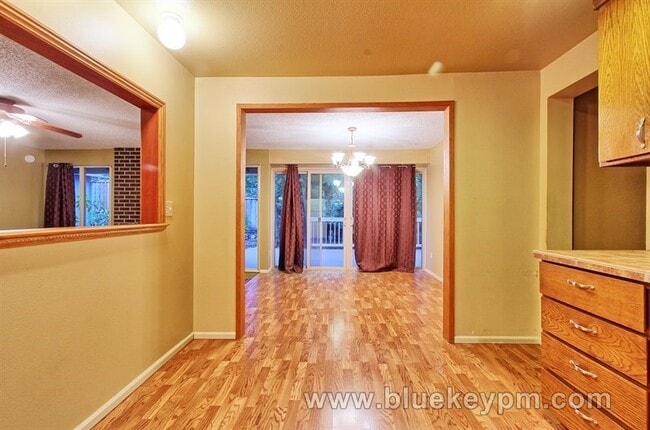 Building Photo - 3 bed, 2 bath home in Portland near Highwa...