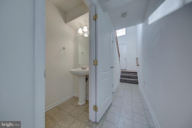 Building Photo - 5 Shady Tree Ct