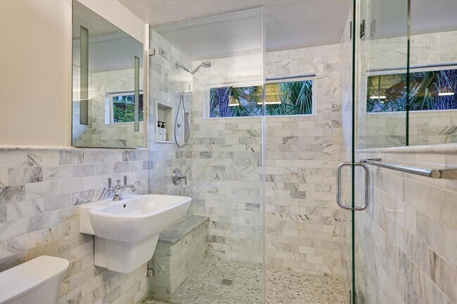 Building Photo - 1402 Windsor Rd