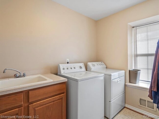 Building Photo - 3759 Alida Ave