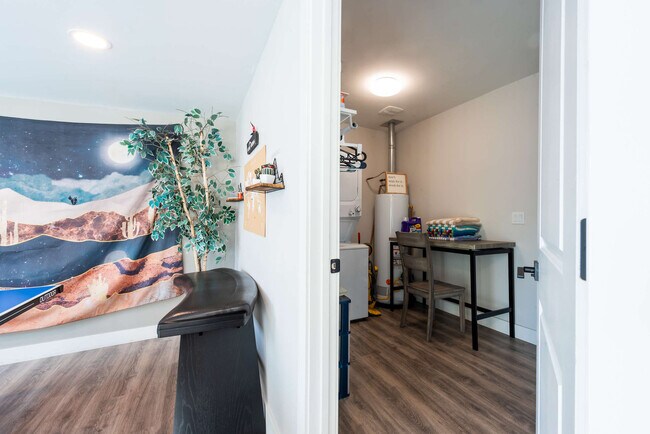 Building Photo - 4917 E Granada Rd