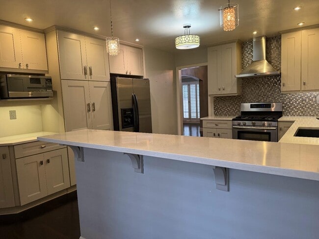 Building Photo - 1125 Royal Ln