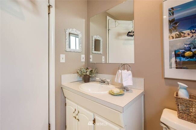 Building Photo - 3 bedroom 2.5 bathroom single family house...