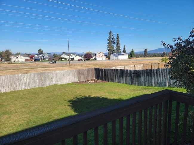 Building Photo - 3 Bedroom Home North End Of Northwood - Gr...