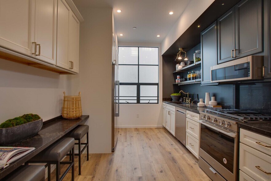 Building Photo - 1260 N Las Palmas Ave