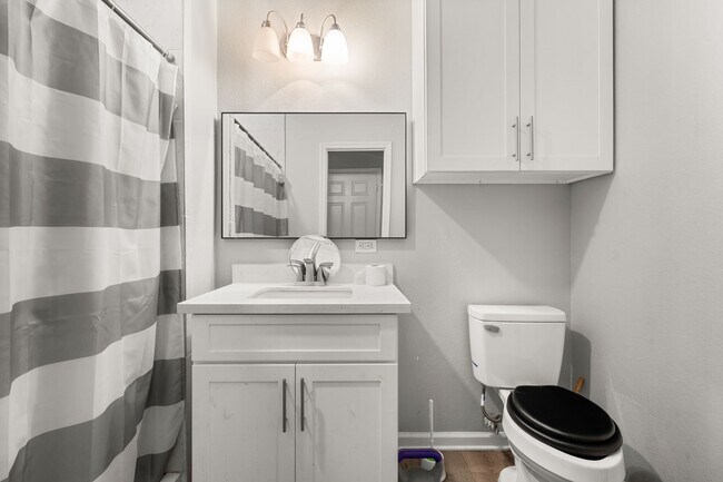 Building Photo - 8534 Woodlyn Rd